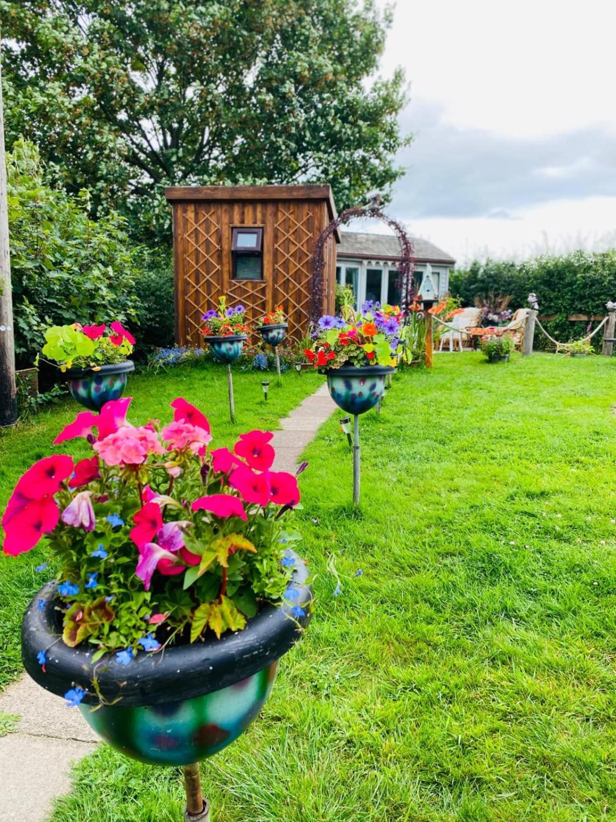 Birds And The Bees Summer House Endon Exterior foto